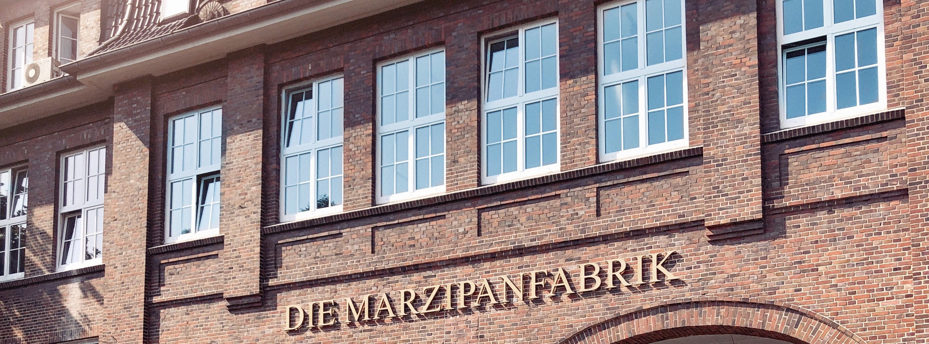 historische Backsteinfassade mit Schriftzug Marzipanfabrik