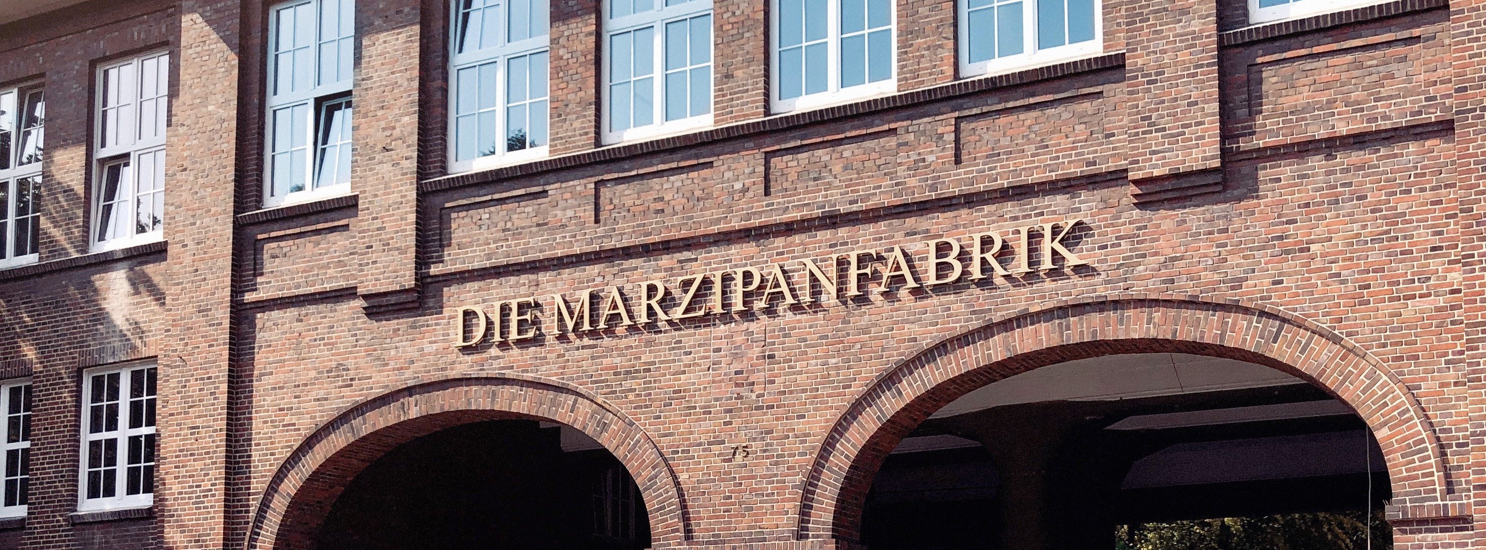 historische Backsteinfassade mit Schriftzug Marzipanfabrik