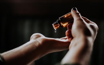 Burnout - Hand mit kleinem Fläschchen