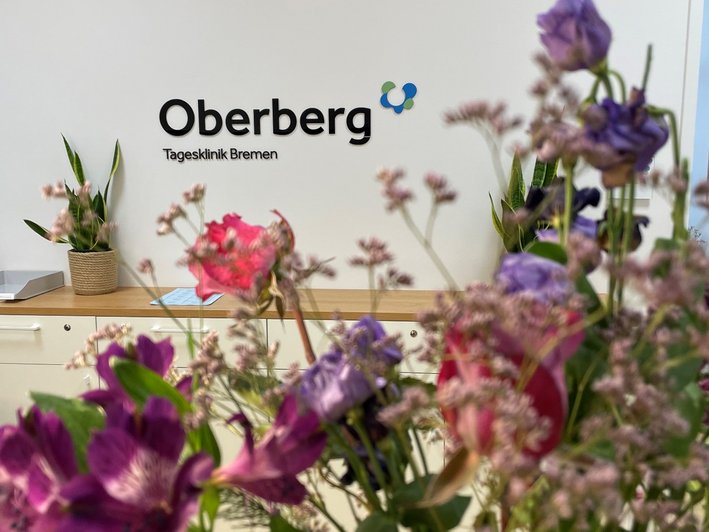 Empfangsbereich der Tageklinik Bremen, großer Blumenstrauß im Vordergrund