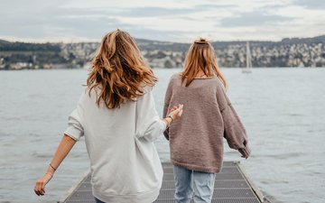 Angststörungen - Zwei Mädchen auf einem Steg