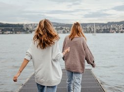Angststörungen - Zwei Mädchen auf einem Steg