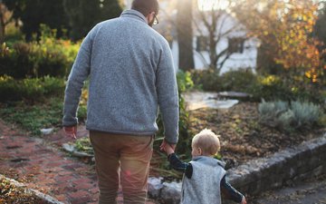 Artikel Sommerurlaub Vater mit Kind