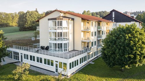 Die Fachklinik Rhein-Jura ist in der Totalen zu sehen. Im Hintergrund Wiesen und Bäume.