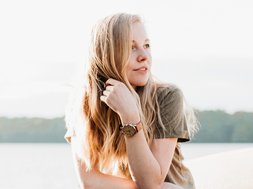 Artikel Borderline: Junge Frau am Wasser