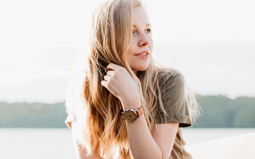 Artikel Borderline: Junge Frau am Wasser