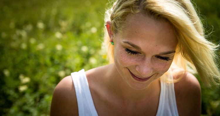 Artikle Angststörungen Frau in einem Feld