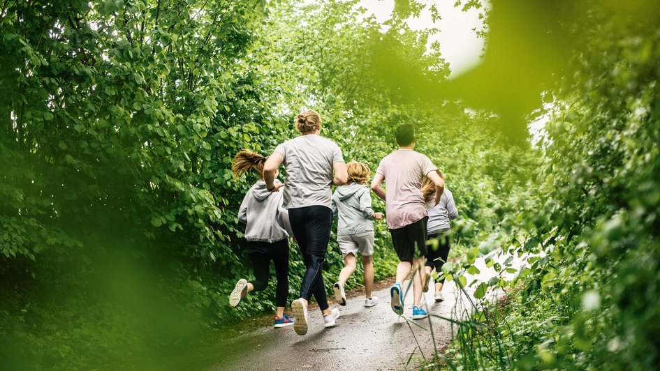 Gruppe an Läufern im Wald