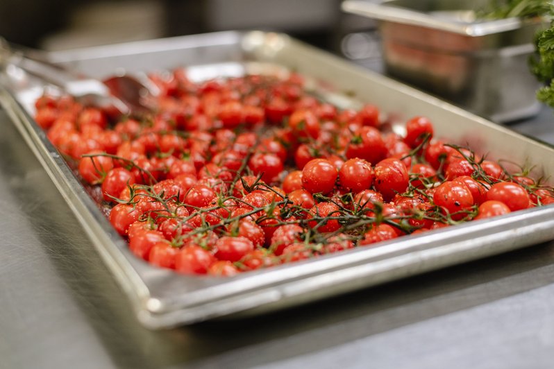 große Schale voller gegarter Tomaten