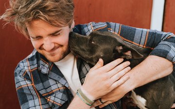 Artikel Allergie und Psyche: Mann mit Hund