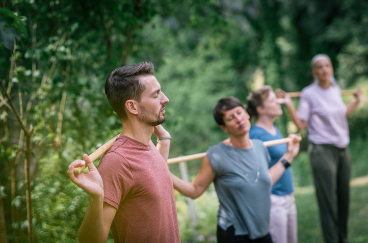Artikel Resilienz: Gruppe an Menschen mit Entspannungsübung