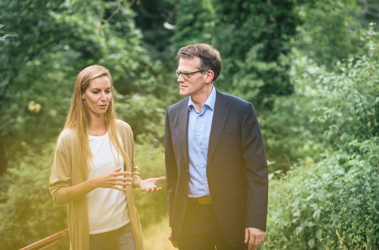 Artikel Migräne: Therapeut mit Patientin im Wald