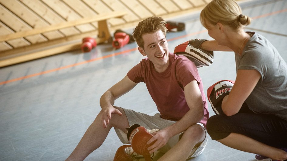 Therapeutin und Patient beim Training