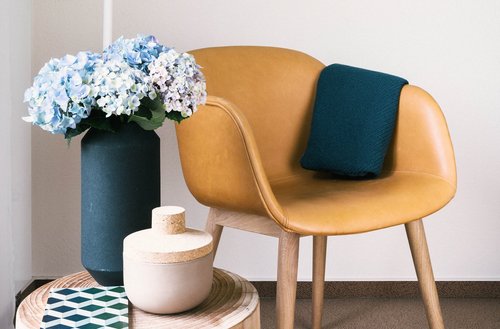 Stuhl mit Tisch und Blumenvase