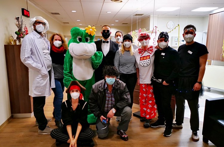 Karneval: Gruppe in Kostümen