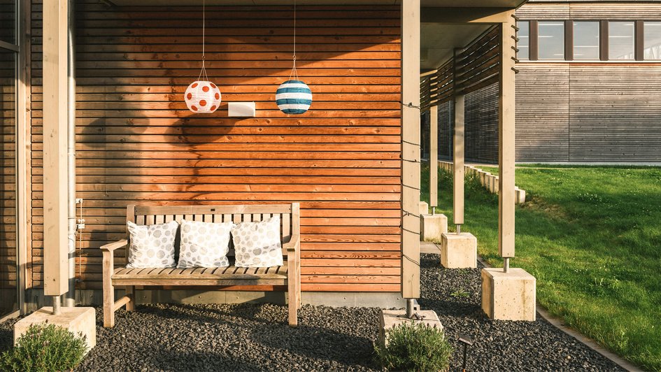 Holzbank im Außenbereich, Oberberg Fachklinik Konraderhof