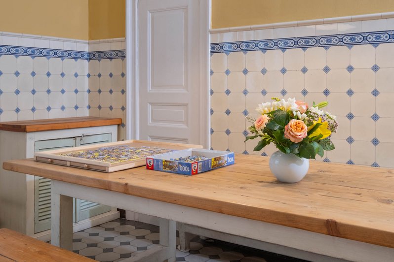 gemütlicher rustikaler Küchenbereich mit großem Tisch und Bänken