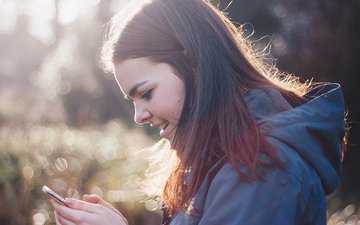 Artikel Tinnitus junge Frau