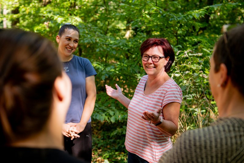 Beim Waldbaden können Sie gemeinsam neue Kraft und Energie tanken