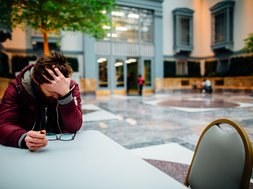 Autogenes Training Mann mit Hand vor der Stirn