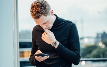 Artikel Zwangsstörung Mann mit Handy in der Hand