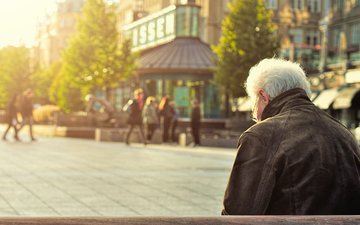 Diabetes und Depression - Alter Mann sitzt auf einer Parkbank