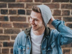 Artikel Winterblues Mann vor Backsteinwand