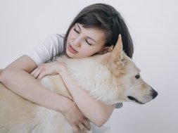 Artikel Angststörungen Frau mit Hund