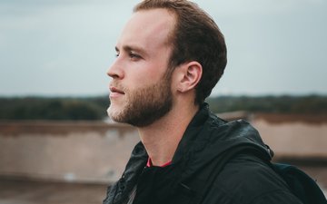 Blogartikel Drunkorexia Mann mit Bart