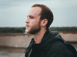 Artikel Arbeitszeit: Mann mit Bart