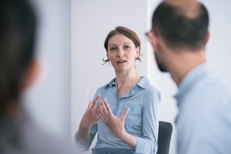 mehrere Personen sitzen zusammen und unterhalten sich