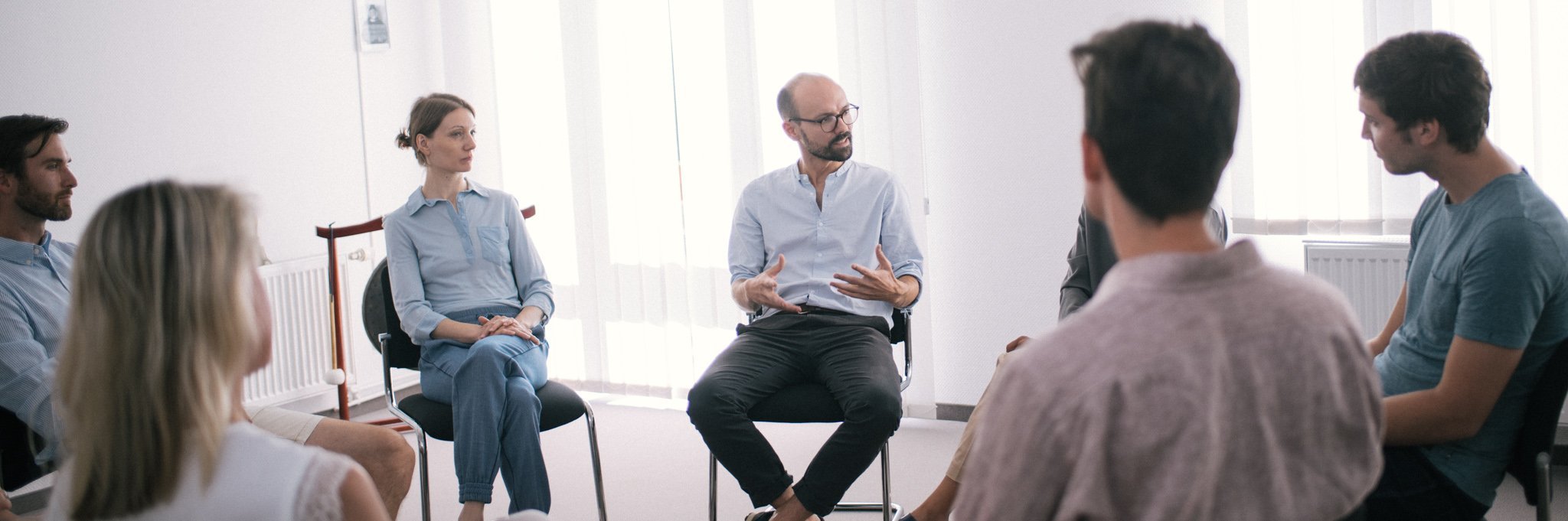 Gruppendiskussion unter Psychologen.