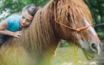 Artikel junge Erwachsene Mädchen auf Pferd