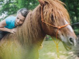 Artikel junge Erwachsene Mädchen auf Pferd