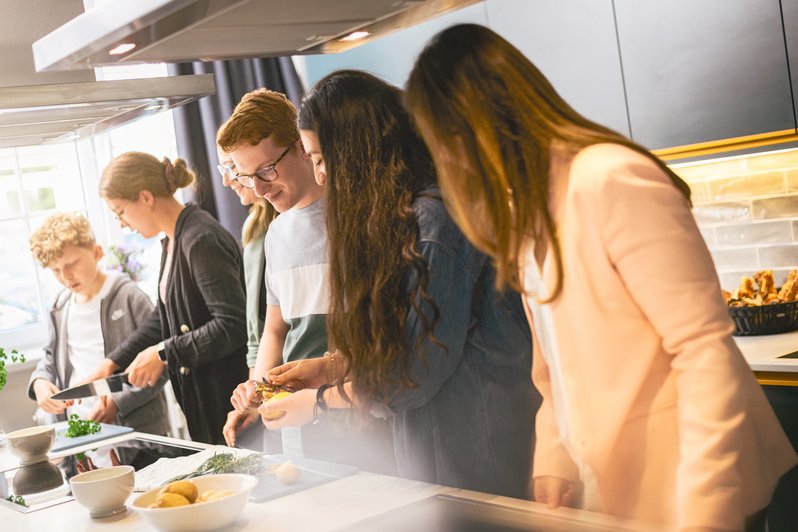 Patienten kochen zusammen gesundes Essen