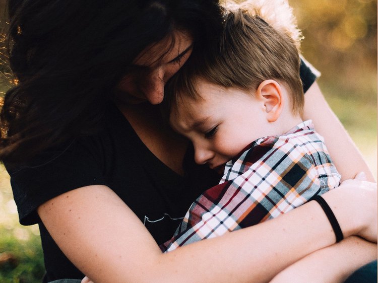 Artikel Eltern: Mutter mit Sohn im Arm