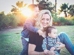 Burn-out bei Müttern - Mutter mit zwei Kindern