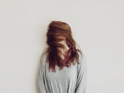 Artikel unterdrückte Gefühle junge Frau