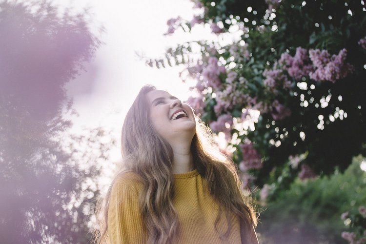 Artikel Frühjahrsmüdigkeit lachende Frau