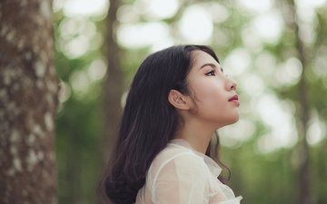 Artikel Schlafstörungen junge Frau im Wald