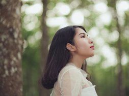 Artikel Schlafstörungen junge Frau im Wald