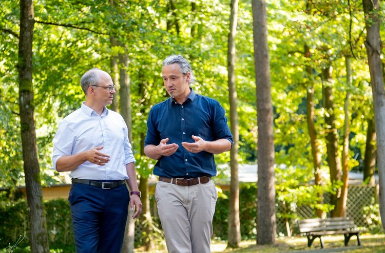 Artikel Schwindel: Dr. Bastian Willenborg mit Patientin