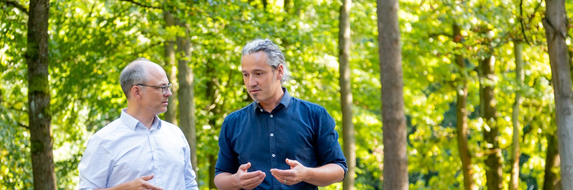 Patient spricht in der Natur mit Therapeuten