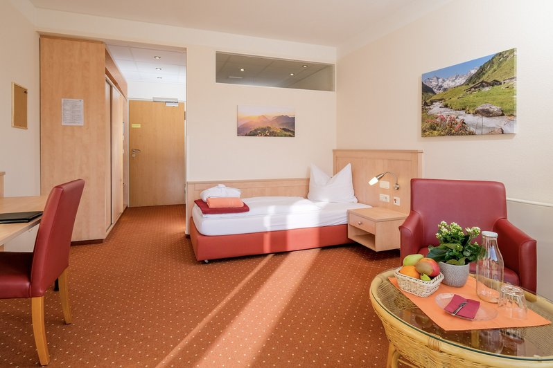 in warmen und gemütlichen Farben gehaltenes Patientenzimmer