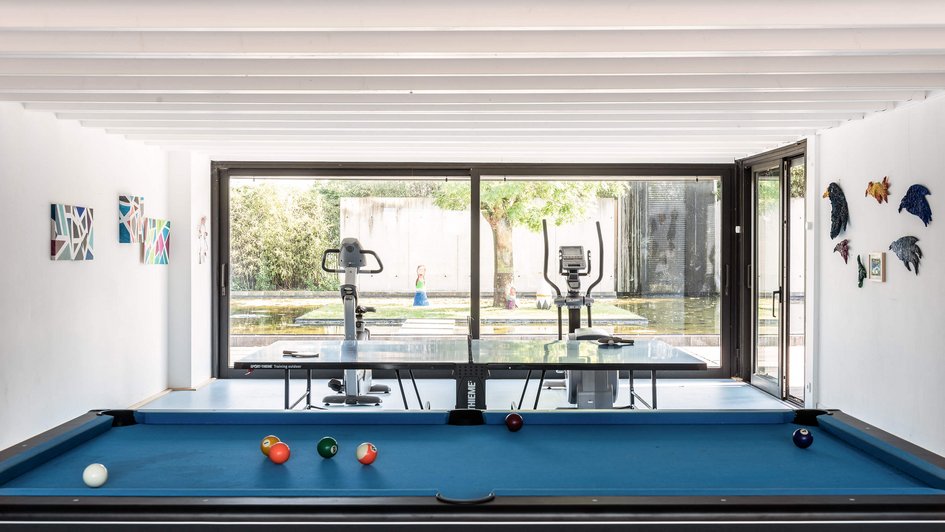 Pool Billard Tisch, Tischtennisplatte und Sportgeräte in der Oberberg Fachklinik Konraderhof