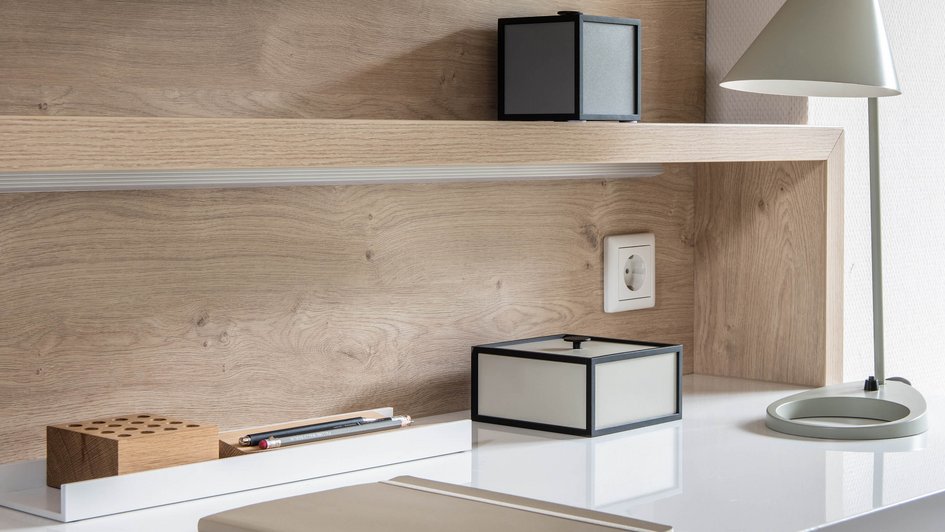 Schreibtisch mit Lampe