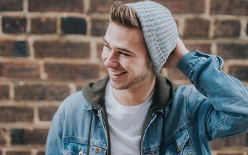 Depression - Jugendlicher vor einer Backsteinwand