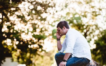 Artikel Frühjahrsmüdigkeit Mann mit der Hand vor dem Gesicht