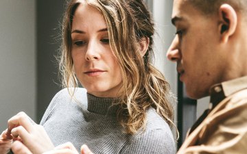 Artikel Achtsamkeit: Frau und Mann gucken interessiert