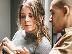 Artikel Achtsamkeit: Frau und Mann gucken interessiert